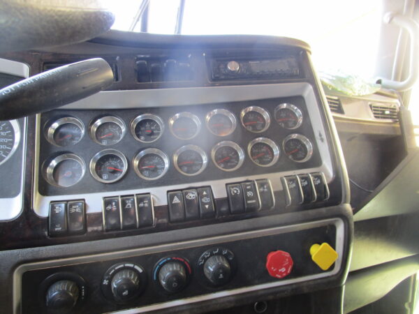 2012 KENWORTH W900 - Image 19