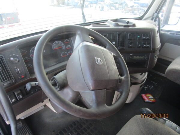 2014 VOLVO VNL - Image 11