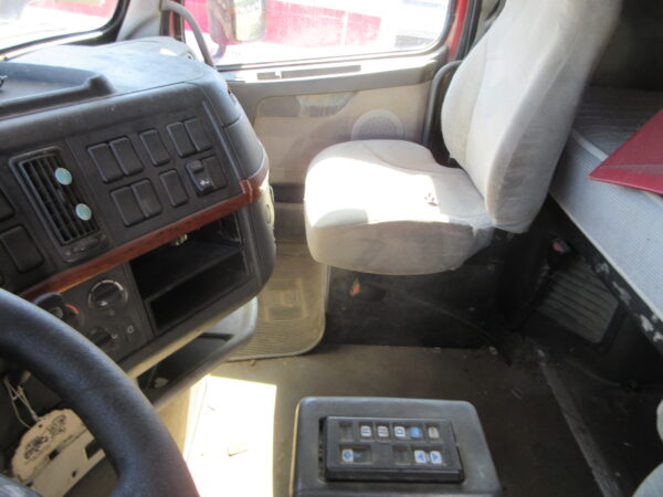2007 VOLVO VN430 - Image 21