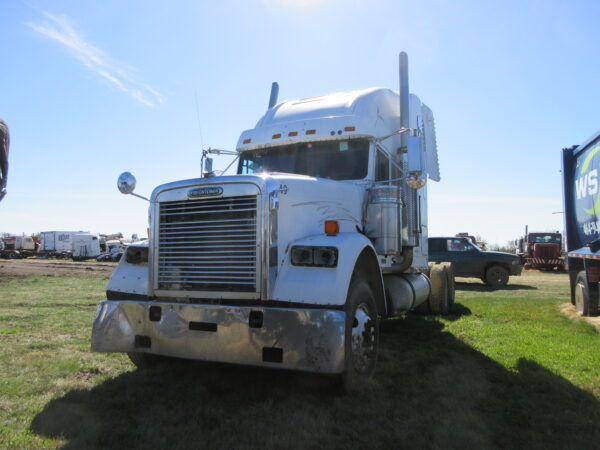 2005 FREIGHTLINER CLASSIC - Image 2