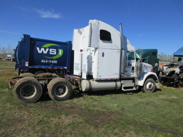 2005 FREIGHTLINER CLASSIC - Image 4