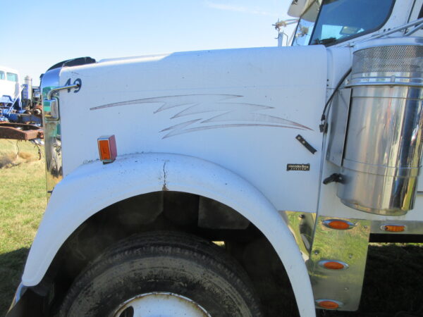 2005 FREIGHTLINER CLASSIC - Image 12