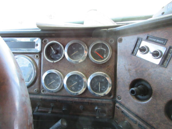 2005 FREIGHTLINER CLASSIC - Image 14