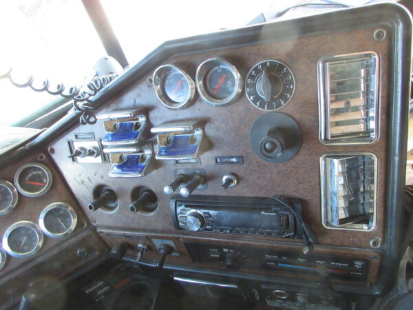 2005 FREIGHTLINER CLASSIC - Image 15