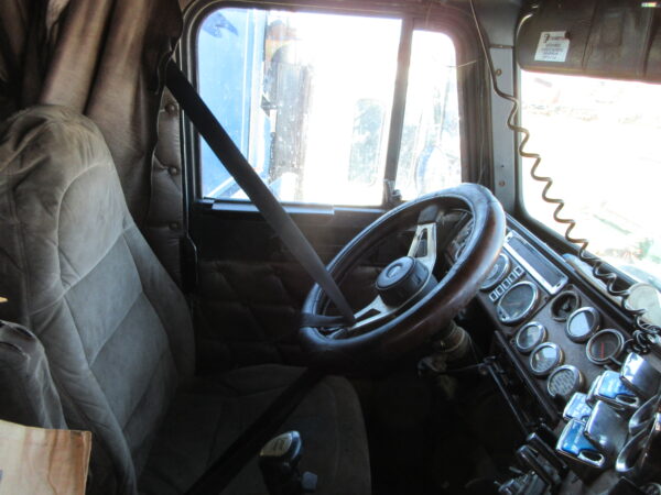 2005 FREIGHTLINER CLASSIC - Image 37