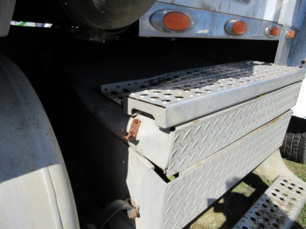 2005 FREIGHTLINER CLASSIC - Image 44