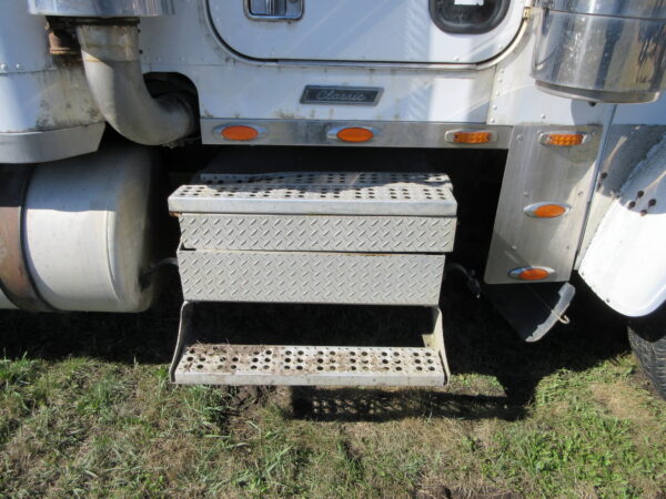 2005 FREIGHTLINER CLASSIC - Image 45