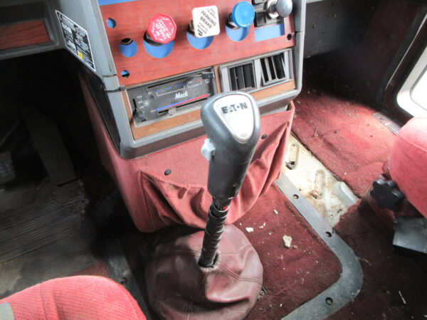 2001 MACK CL713 - Image 17