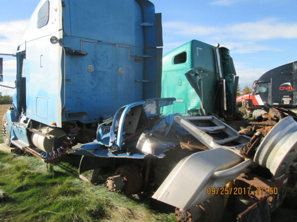 2002 FREIGHTLINER CL120 - Image 8