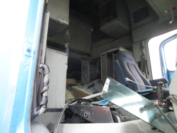 2002 FREIGHTLINER CL120 - Image 12