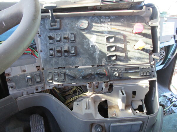 2002 FREIGHTLINER CL120 - Image 13