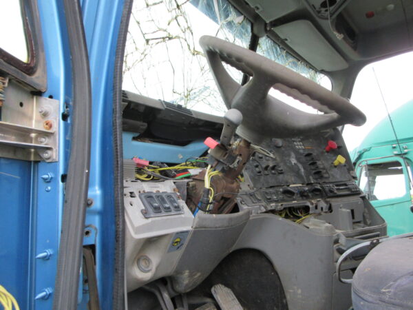 2002 FREIGHTLINER CL120 - Image 14