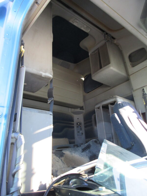 2002 FREIGHTLINER CL120 - Image 26