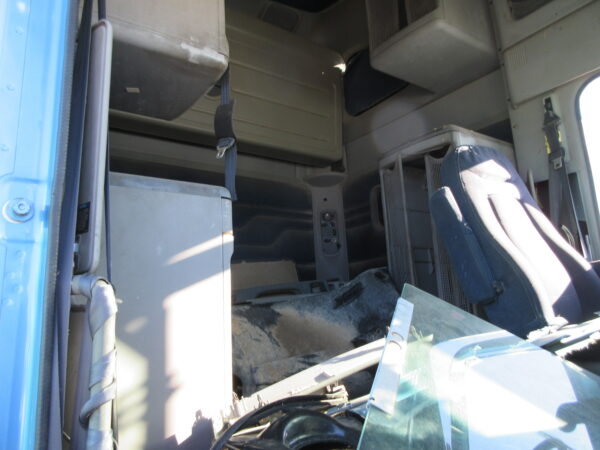 2002 FREIGHTLINER CL120 - Image 27