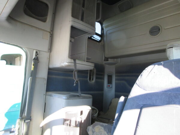 2002 FREIGHTLINER CL120 - Image 28