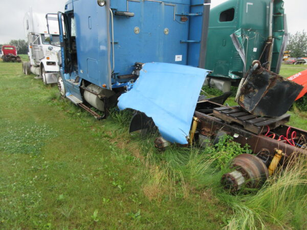 2002 FREIGHTLINER CL120 - Image 36