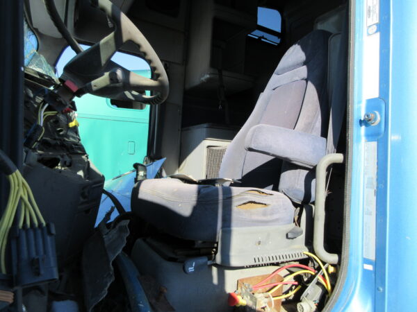 2002 FREIGHTLINER CL120 - Image 38