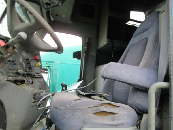 2002 FREIGHTLINER CL120 - Image 37