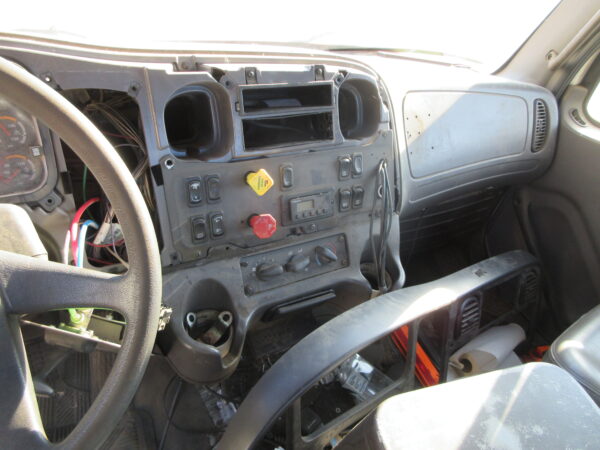 2007 FREIGHTLINER M2 106 - Image 10