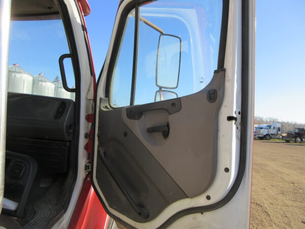 2007 FREIGHTLINER M2 106 - Image 11