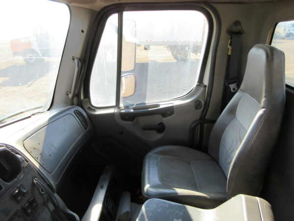 2007 FREIGHTLINER M2 106 - Image 20