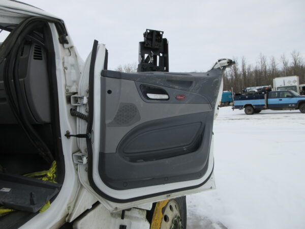 2017 PETERBILT 567 - Image 30