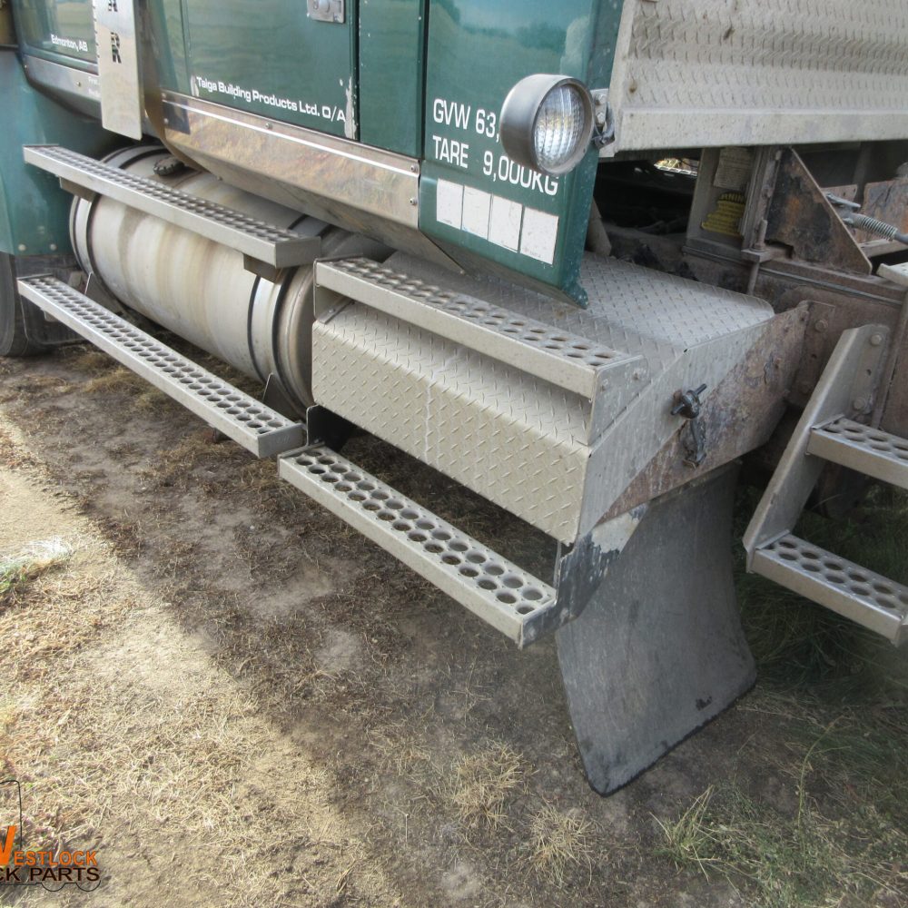 1326 FUEL TANK - STEPS LH (2)